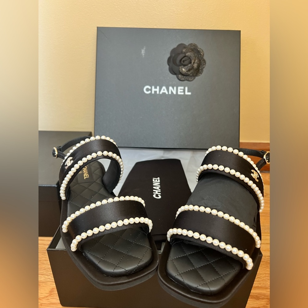 CHANEL Sandals with pearls